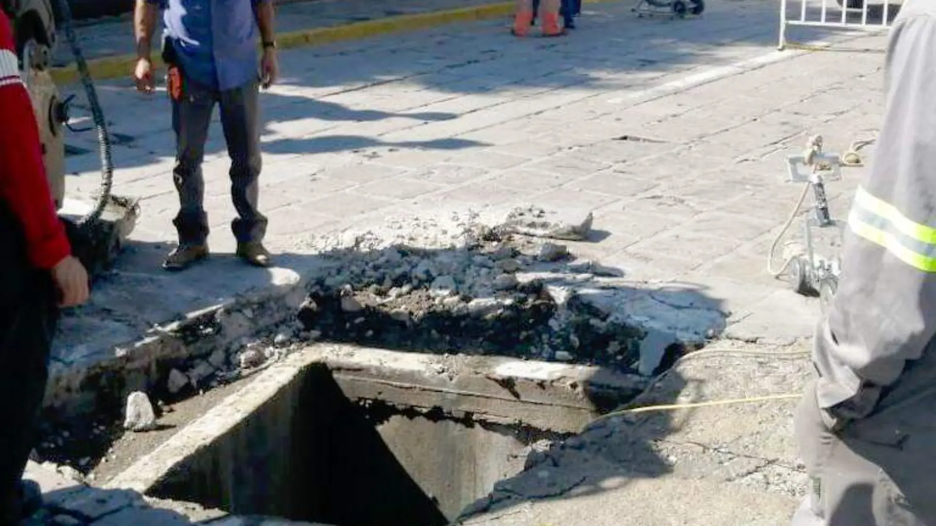 Hundimiento en la calle Fernando Villalpando en la capital de Zacatecas